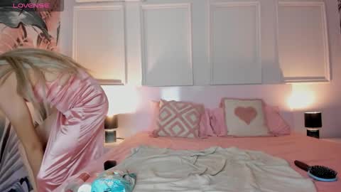 Isabella  online show from September 22, 2025, 7:27 pm