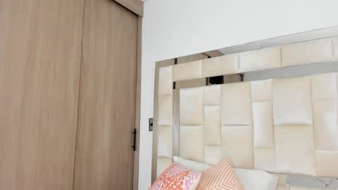 isabella_gomez11 online show from February 17, 2025, 9:41 pm