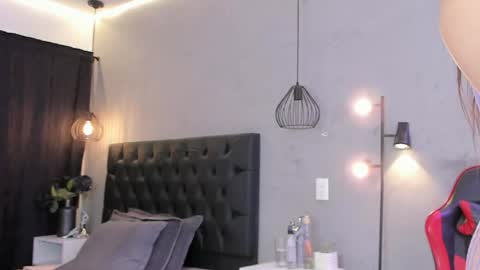 Isabella Nowa online show from April 13, 2026, 11:48 am