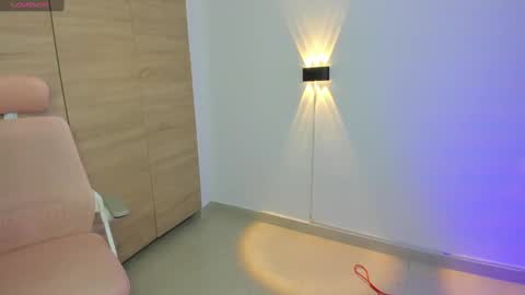 Isabella Thompson online show from March 11, 2025, 8:53 pm