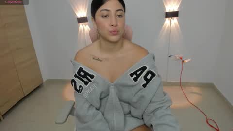 Isabella Thompson online show from October 14, 2025, 9:04 pm