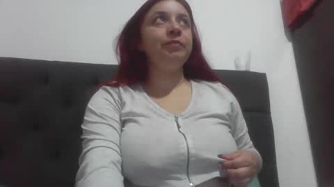 isabellaa_hills_ online show from October 9, 2025, 3:21 pm