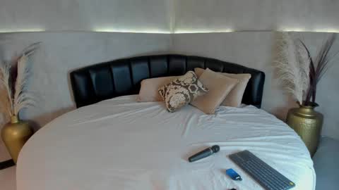 isabellaa_palacios online show from September 24, 2025, 3:15 pm