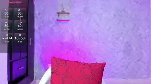 Instagram soybella01  online show from October 16, 2025, 7:37 pm