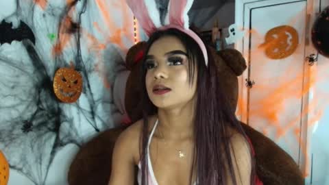 isabellalov online show from October 23, 2025, 1:43 pm