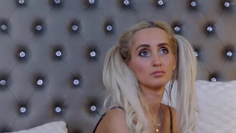 IsabelleEthan online show from February 10, 2025, 12:29 pm