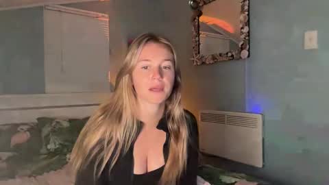 isabellesings online show from May 8, 2026, 2:39 am