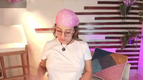 Snapshot of isamoon_ chatting on July 18, 2026, 12:42 pm Isa online show from July 18, 2026, 12:42 pm