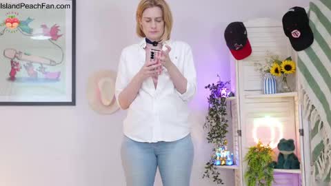 Snapshot of island_peach chatting on May 9, 2026, 2:11 pm Lou Peaches online show from May 9, 2026, 2:11 pm