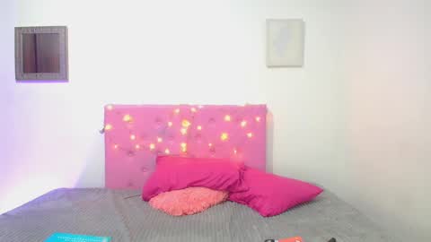 issa_kitty online show from February 5, 2025, 6:26 pm