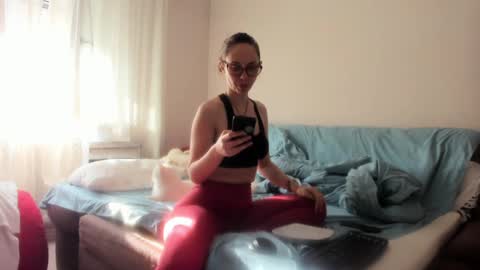 Issabelle online show from February 26, 2025, 6:47 am