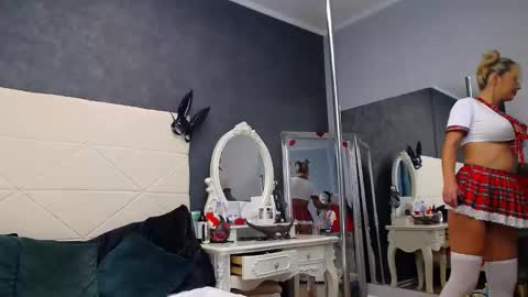 IssaSmyth online show from October 12, 2025, 6:34 am