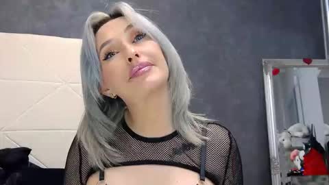 IssaSmyth online show from April 21, 2026, 7:25 am