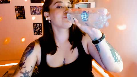 Yiz online show from December 4, 2024, 2:42 am