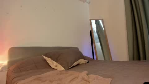 Isabella online show from April 14, 2026, 10:43 am