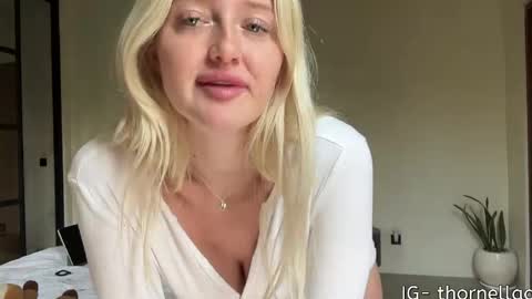 Snapshot of itslunaaaaa chatting on April 24, 2026, 3:09 am Luna online show from April 24, 2026, 3:09 am