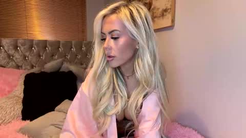 Lola online show from March 26, 2026, 8:03 pm