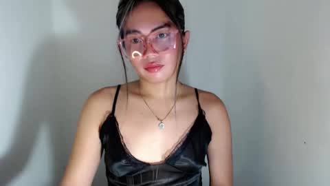 itsurgil_kloeh online show from November 20, 2025, 3:56 pm