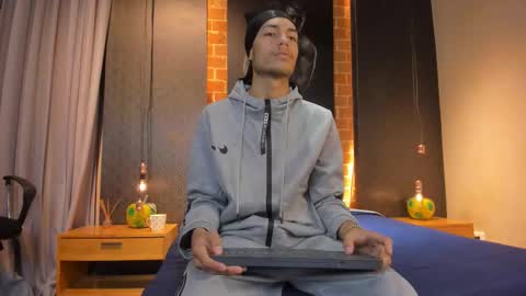 Snapshot of itszairen chatting on February 9, 2026, 3:43 am itszairen online show from February 9, 2026, 3:43 am