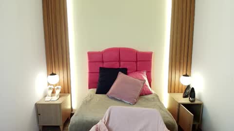 Snapshot of ivonneross_ chatting on February 18, 2026, 12:23 pm I V O N N E R O S S online show from February 18, 2026, 12:23 pm