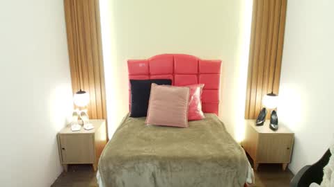 Snapshot of ivonneross_ chatting on February 24, 2026, 12:14 pm I V O N N E R O S S online show from February 24, 2026, 12:14 pm