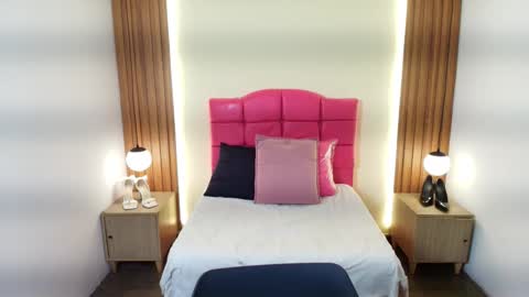 Snapshot of ivonneross_ chatting on February 25, 2026, 12:15 pm I V O N N E R O S S online show from February 25, 2026, 12:15 pm