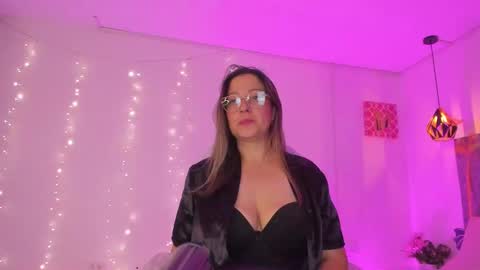 N A T H A L Y   online show from October 15, 2025, 4:45 am