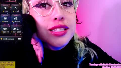 Snapshot of ivy_rosse chatting on March 1, 2025, 6:54 pm You can find more of me here online show from March 1, 2025, 6:54 pm