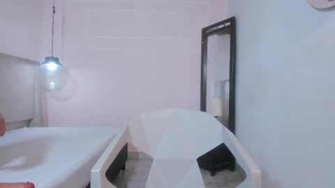 izelevans online show from March 29, 2026, 11:43 am