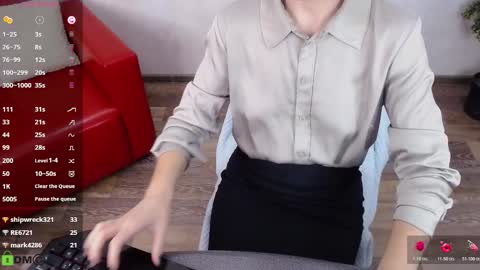 Queen of nylon  Victoria online show from November 25, 2025, 5:51 am