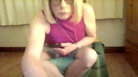 Snapshot of izzy_mchoney chatting on May 16, 2026, 12:07 am izzy_mchoney online show from May 16, 2026, 12:07 am