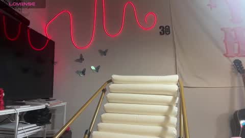 izzyishottttt online show from September 12, 2025, 2:11 am