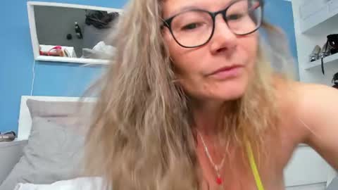Izzy Mendosa online show from June 29, 2026, 4:30 am
