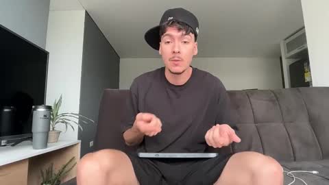 INDEPENDENT MODEL online show from November 22, 2025, 3:55 pm