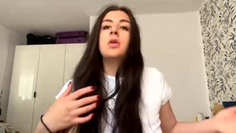 Mia online show from June 9, 2026, 8:04 am