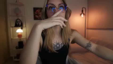 Snapshot of jacky_croft chatting on November 17, 2025, 4:29 am Linda Sofia help me get to 100 thumbs up online show from November 17, 2025, 4:29 am