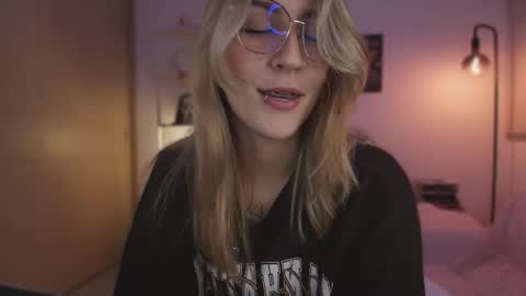 Snapshot of jacky_croft chatting on November 22, 2025, 4:00 am Linda Sofia help me get to 100 thumbs up online show from November 22, 2025, 4:00 am