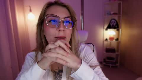 Linda Sofia help me get to 100 thumbs up online show from April 24, 2026, 1:41 am