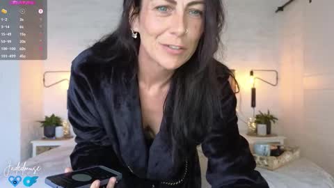 Jade online show from September 11, 2025, 8:14 am