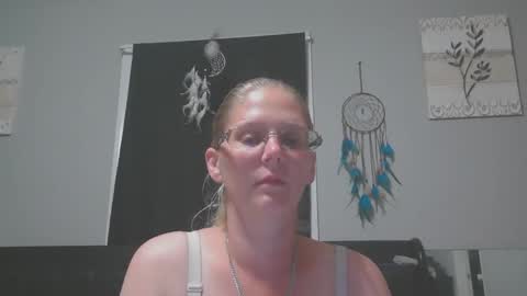 JadeLuv online show from April 21, 2026, 1:42 am