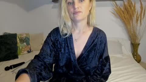 elena online show from April 17, 2026, 2:36 am