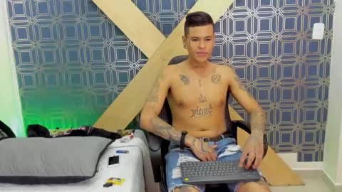 Jamesinked  online show from December 31, 2024, 4:35 pm
