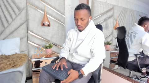 Snapshot of jamesparck chatting on January 10, 2025, 12:04 pm James online show from January 10, 2025, 12:04 pm