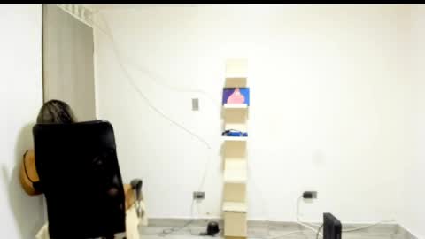 jan_milkhot online show from April 13, 2026, 4:29 am