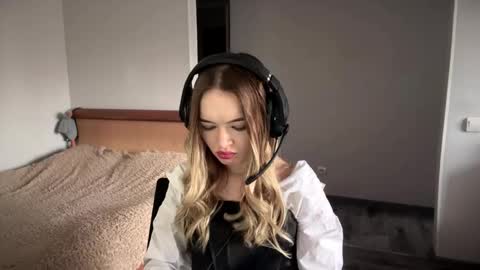 Hi Im Mishel 18 years old online show from November 13, 2025, 8:46 am