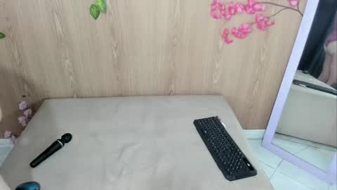 Jenelotizz online show from April 14, 2026, 4:07 am