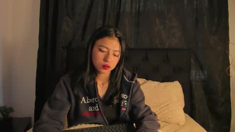 jeniferpowell_nm online show from October 14, 2025, 1:12 pm