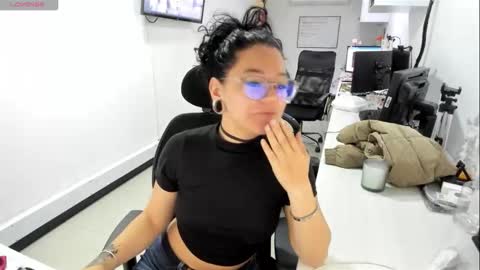 jenn online show from November 1, 2025, 8:44 pm