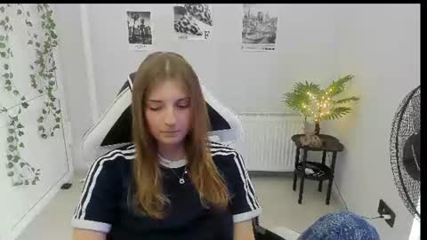 Snapshot of jenniestar chatting on July 25, 2026, 1:19 pm Karla online show from July 25, 2026, 1:19 pm