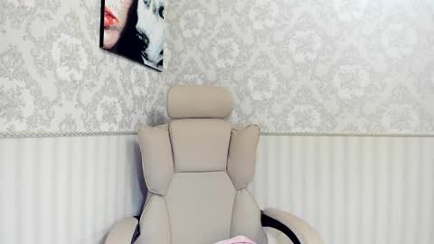 Jennifer online show from October 5, 2025, 1:42 pm